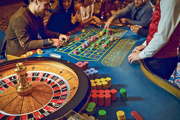 <p>Radiografía a la industria del juego físico en Chile: en siete años casinos redujeron en 20% sus ingresos y casi 30% sus visitas</p>