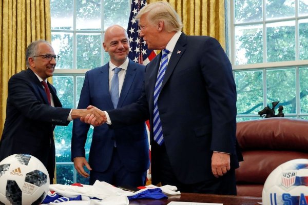 <p>Carlos Cordeiro saludando al presidente de Estados Unidos, Donald Trump, tras presentar el plan de negocio para el Mundial 2026. Foto: Reuters</p>