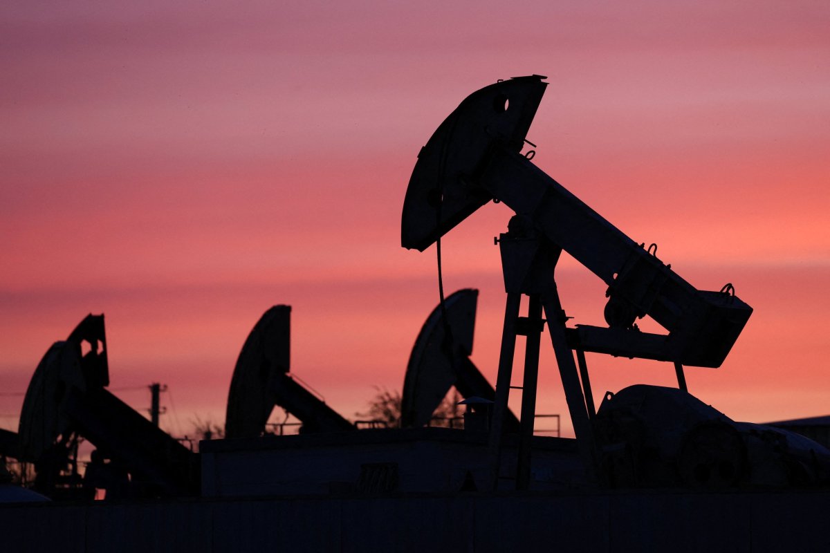 <p>La OPEP+ aumenta ligeramente sus cuotas para terminar de revertir los recortes de 2023</p>