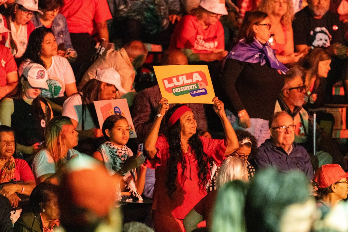 <p>Lula lanza su candidatura con promesas de inversión en defensa, educación y tierras raras</p>