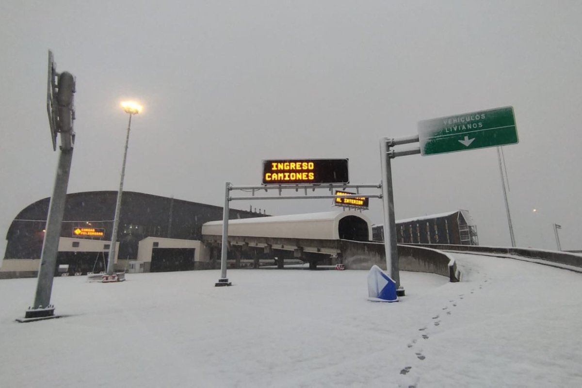 <p>Tras colapso de Los Libertadores bajo siete metros de nieve, camioneros urgen habilitar definitivamente el Paso Pehuenche, en Maule</p>