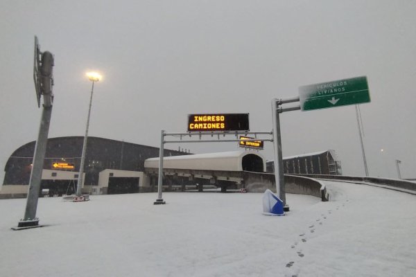 <p>Tras colapso de Los Libertadores bajo siete metros de nieve, camioneros urgen habilitar definitivamente el Paso Pehuenche, en Maule</p>