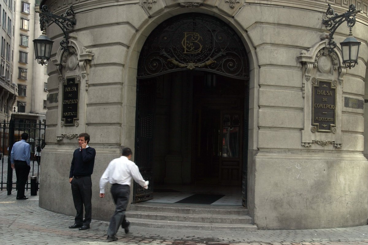 <p>IPSA pierde los 11.000 puntos ante caída de SQM y Wall Street sube tras la distensión del conflicto en Medio Oriente</p>