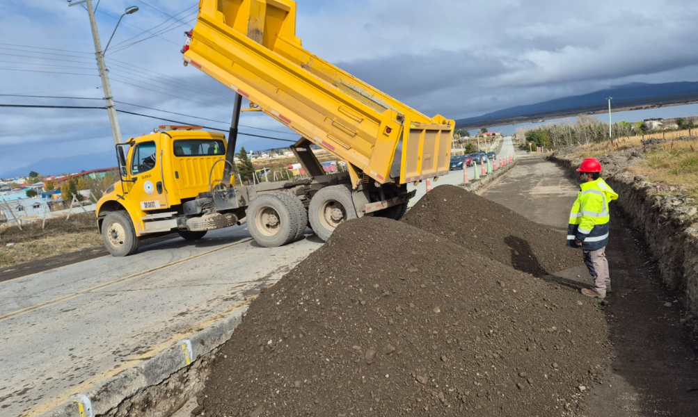<p>Negligencia de $ 10.500 millones en Puerto Natales: mientras Vialidad pavimentaba camino, Dirección de Obras Hidráulicas lo rompía para instalar ductos</p>