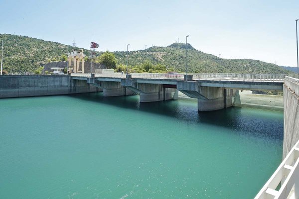 <p>Otro efecto de las intensas lluvias: energía embalsada ya alcanzó el registro del año pasado, pero aún está por debajo de los años 2023 y 2024</p>