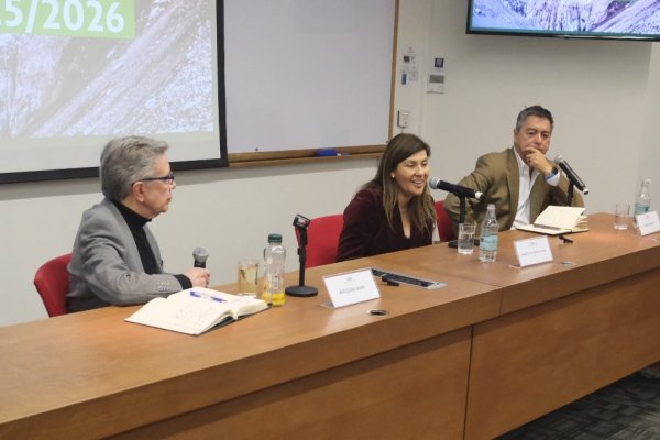El panel fue moderado por Joaquín Lavín (UDD) y participaron María de los Ángeles Romo (directora de empresas) y Jorge Welch (Asech),