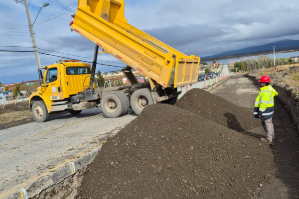 Severa negligencia por $ 10.500 millones en Puerto Natales: mientras Vialidad pavimentaba camino, Dirección de Obras Hidráulicas lo rompía para instalar ductos