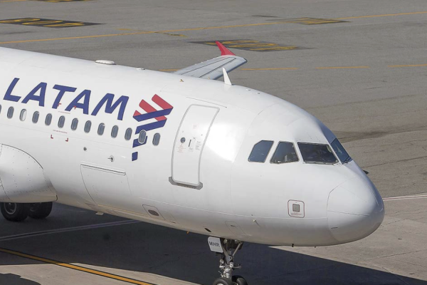 <p>Alza en combustible golpea a Latam: utilidades del segundo trimestre caen en un 48%</p>