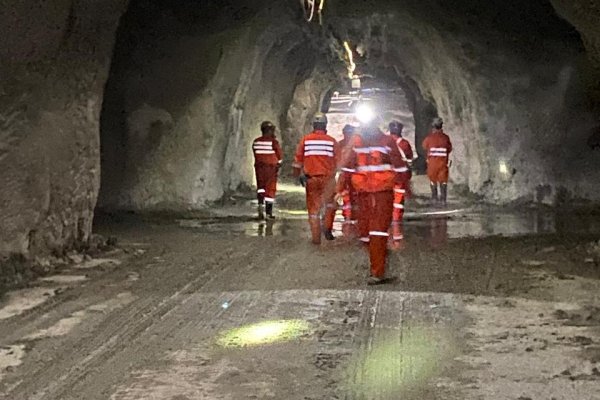 <p>Codelco suspende operaciones en Andes Norte de El Teniente por riesgo de sismicidad: afecta a cuatro empresas y 27 contratos</p>