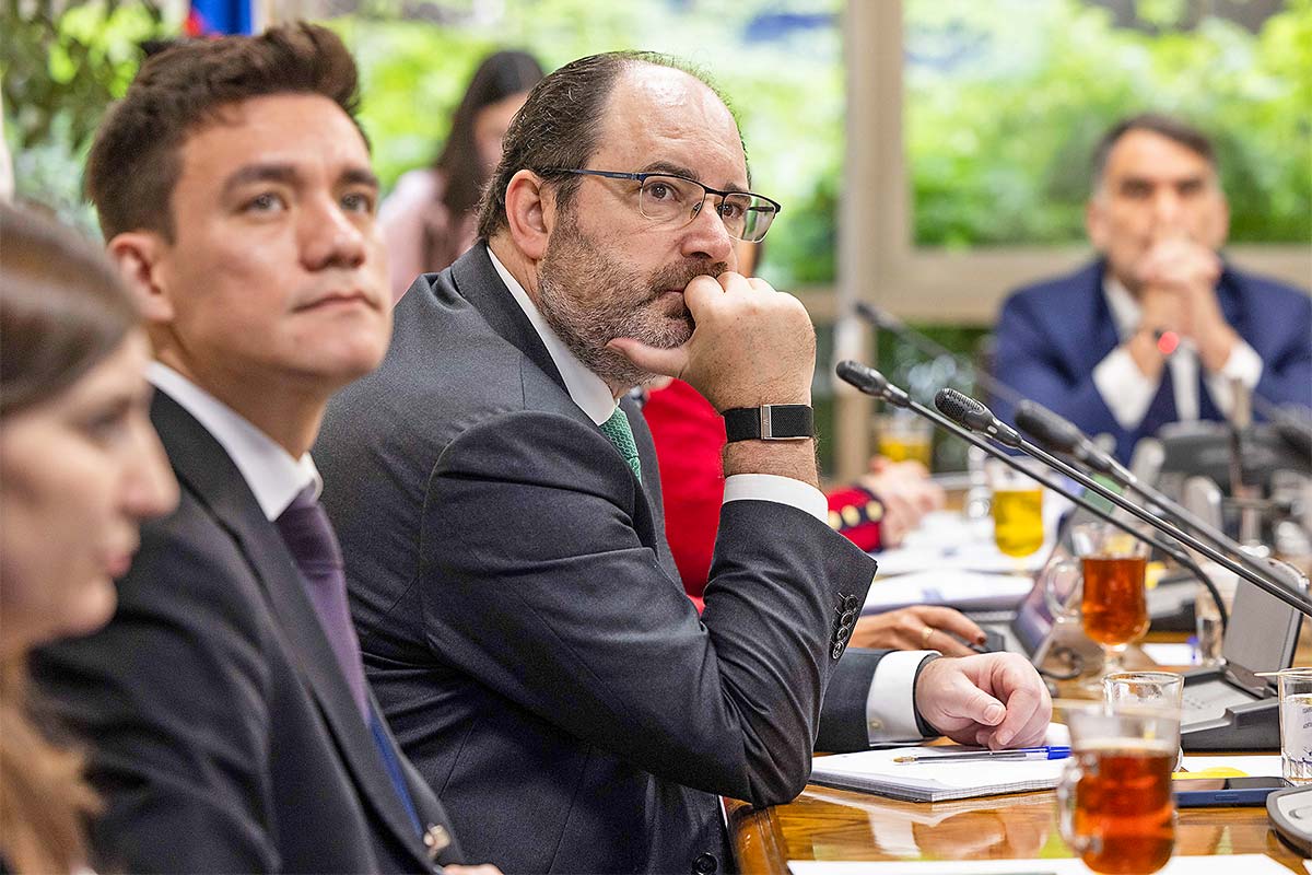<p>El ministro Rau asistió a la comisión de Hacienda del Senado este miércoles. Foto: Senado</p>