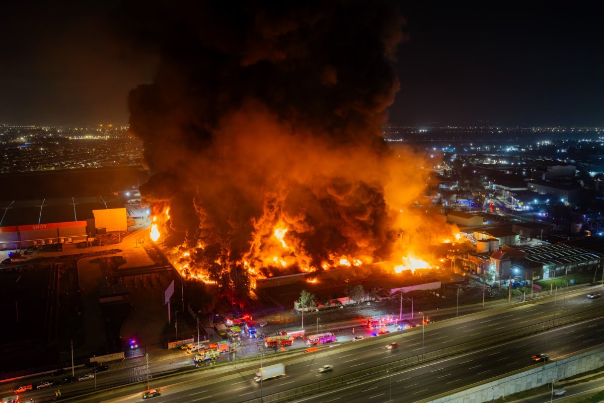 <p>Unos 40 carros y 300 bomberos han trabajado desde anoche en el control del incendio. (Foto: Aton Chile)</p>