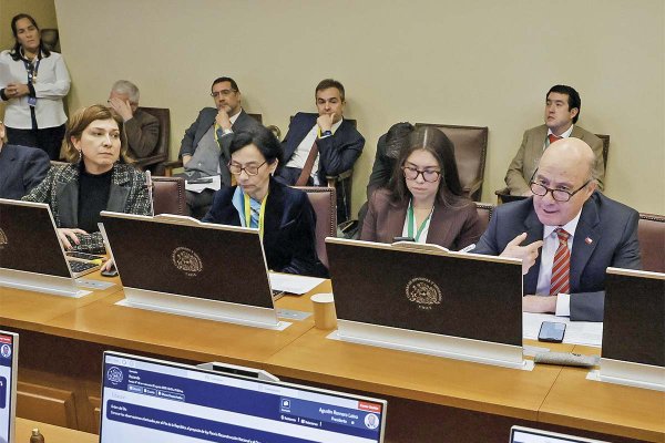<p>Junto al ministro Quiroz estuvieron las autoridades del Banco Central y CMF, Rosanna Costa y Catherine Tornel. Foto: Aton.</p>