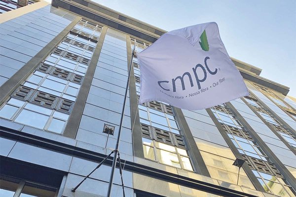 <p>Brasil y México sostienen a CMPC en un semestre en que las utilidades caen 74% y llegan a US$ 33 millones</p>