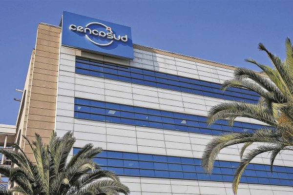 Cencosud registra pérdidas y su CEO advierte una “competencia agresiva” en Chile