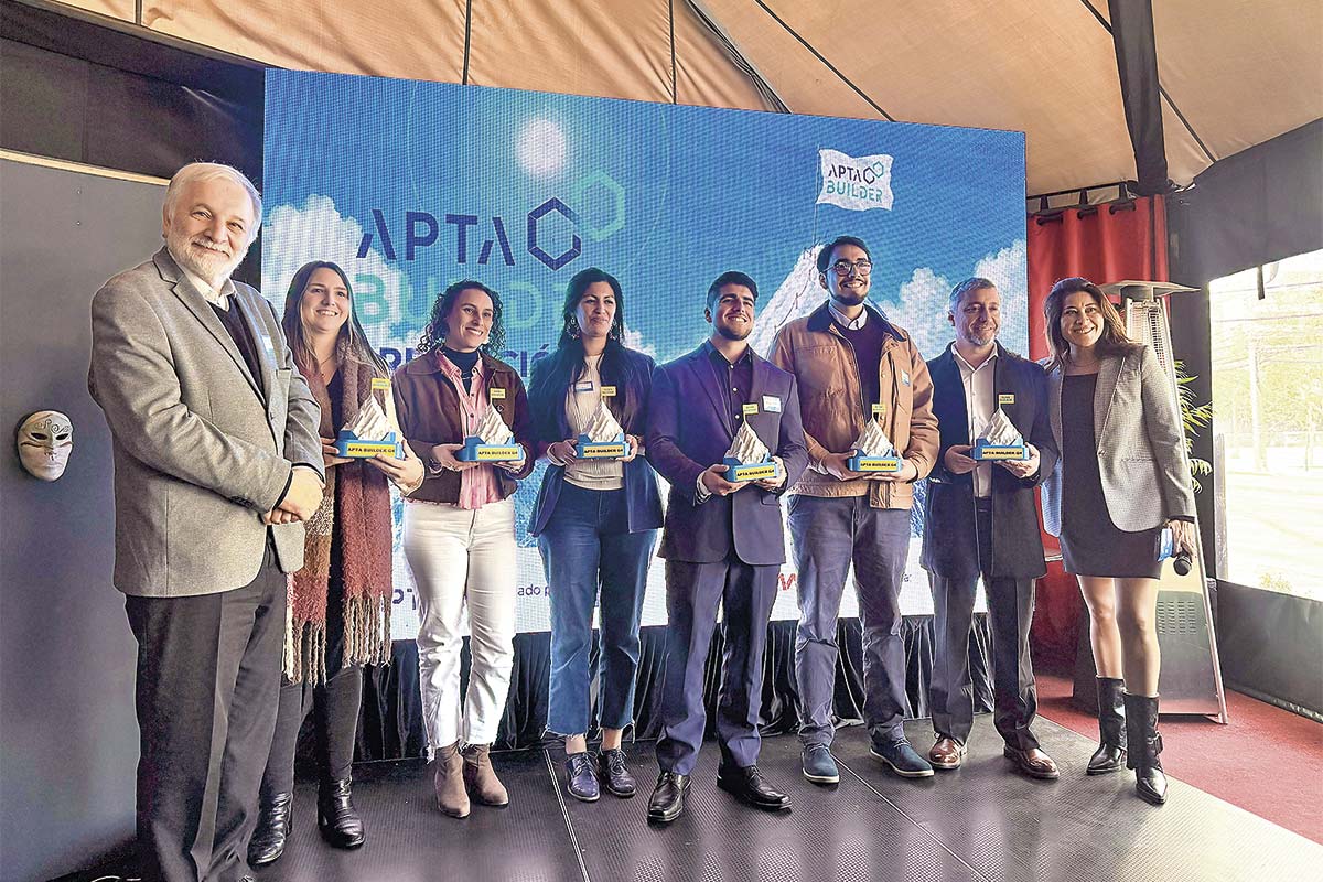 <p>Eduardo Bitran, presidente de Hub APTA (izq.) y Varinka Farren, directora ejecutiva (der.) junto a los premiados.</p>