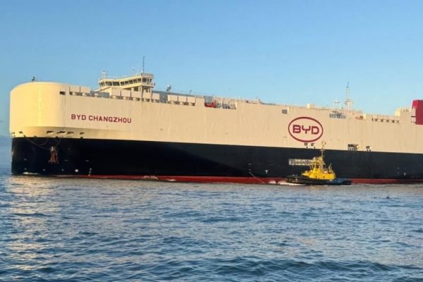 <p>BYD Changzhou, el gigantesco buque de la fabricante china de vehículos eléctricos, recala por primera vez en un puerto chileno</p>
