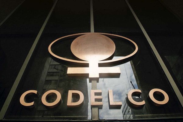 <p>Gobierno autoriza a Codelco para capitalizar el 100% de las utilidades de 2025: ascendieron a casi US$ 2.500 millones</p>