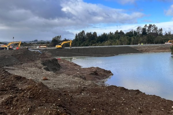 <p>Sobrecostos, una millonaria multa y cierres reiterados: este martes se concretaría la accidentada apertura del estratégico bypass Castro-Chonchi</p>
