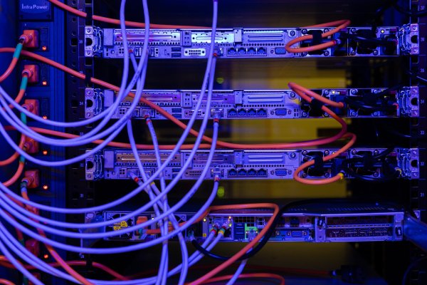 <p>Los cables conductores eléctricos figuran entre las manufacturas vinculadas al cobre que EEUU evalúa incorporar a los aranceles de la Sección 232.</p>
