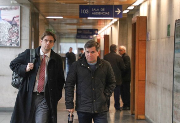 Rodrigo Bustamante (der.) llegando a la audiencia de formalización. Foto: Julio Castro