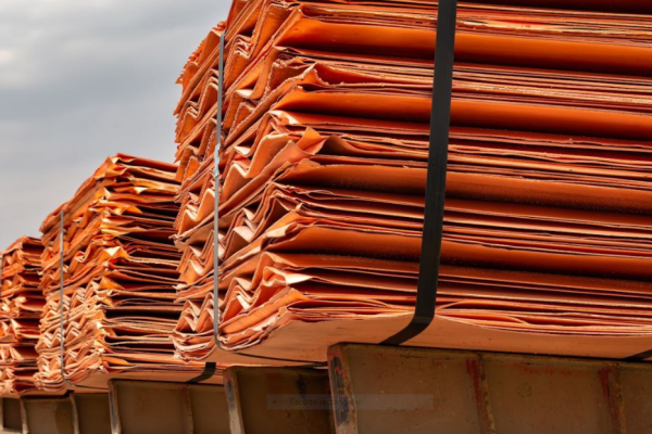 <p>Cochilco sube proyección del precio del cobre a US$ 5,95 en 2026, pero menor desempeño de Codelco y BHP hará bajar la producción en Chile</p>