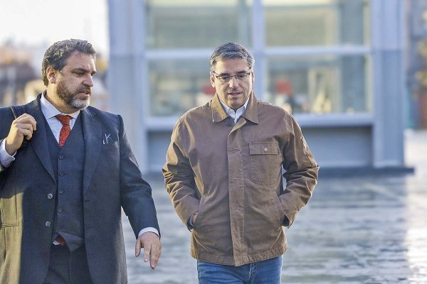 El abogado Jaime Winter y su defendido, Pedro Pablo Larraín.