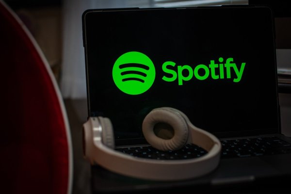 <p>La industria musical ha estado lidiando con esta nueva tecnología, que permite a personas sin experiencia musical crear canciones con sonido profesional en cuestión de segundos. (Foto: Bloomberg)</p>