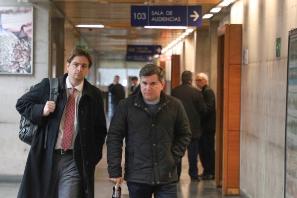 Rodrigo Bustamante (der.) llegando a la audiencia de formalización. Foto: Julio Castro