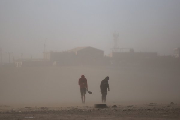 <p>Tormentas de arena, lluvias y nieve golpean al norte y mantienen restricciones en pasos fronterizos</p>