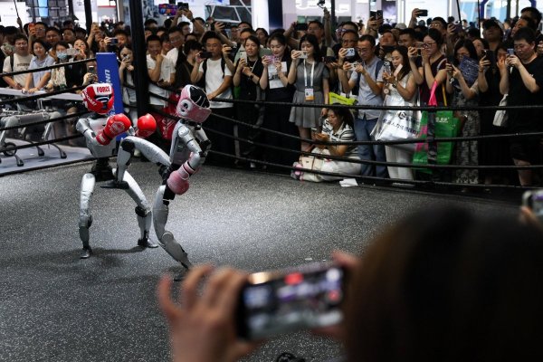 <p>Las exhibiciones de los robots de Unitree incluyen bailes, acrobacias y combates de boxeo. (Fotos: Reuters)</p>