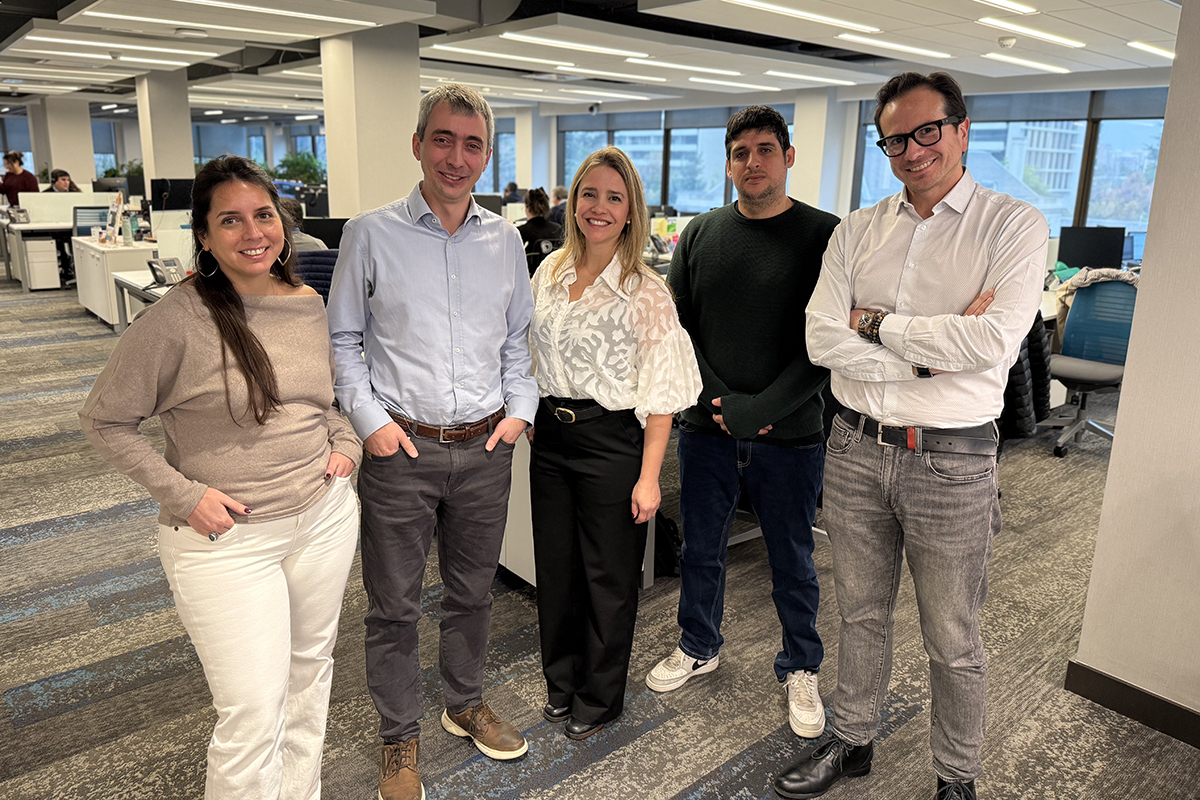 <p>Parte del equipo de BICE Connect: Belén Carrasco, Product Manager; Rafael Barros, Head of Product; Loreto Matta, Subgerente de Negocios BaaS; Leonardo González, Data &Ops Lead; y Sebastián Fuenzalida, Gerente de BICE Connect."</p>