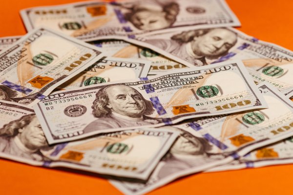 <p>Dólar cae por debajo de los $ 910 en apertura marcada por datos de inflación sin sorpresas en EEUU</p>