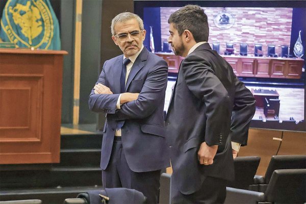 <p>Luis Cordero en momentos previos a exponer a nombre de la industria salmonera. Fotos: Aton.</p>