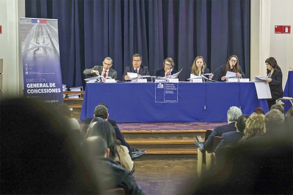 Equipo técnico de Concesiones y su directora, Lorena Herrera, al recibir las propuestas. Foto: MOP