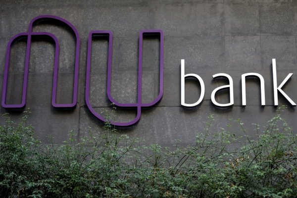 <p>Nubank supera expectativas y alcanza ganancias récord de US$ 1.000 millones en el trimestre</p>