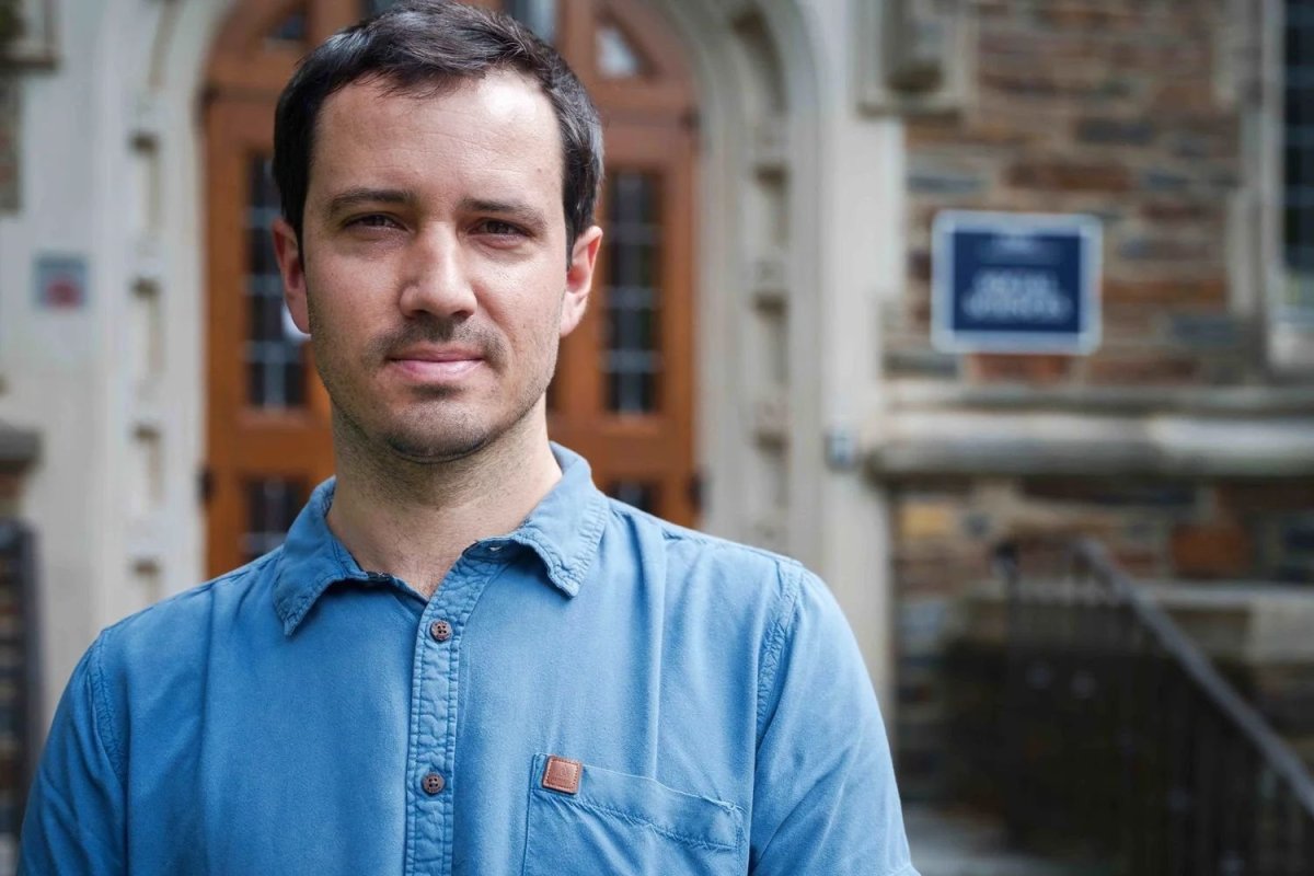 <p>Federico Huneeus, el único investigador chileno seleccionado por OpenAI para medir cómo la IA está cambiando el mundo</p>