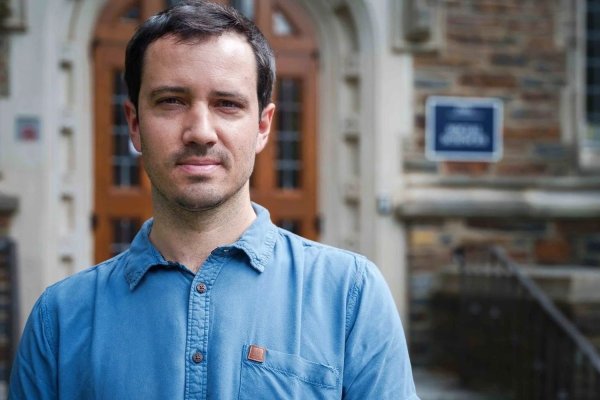 <p>Federico Huneeus, el único investigador chileno seleccionado por OpenAI para medir cómo la IA está cambiando el mundo</p>