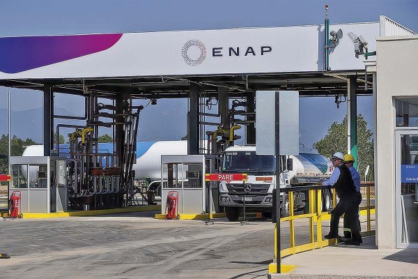Extrabajadora demanda a ENAP y entrega pruebas en caso por presunta manipulación de datos
