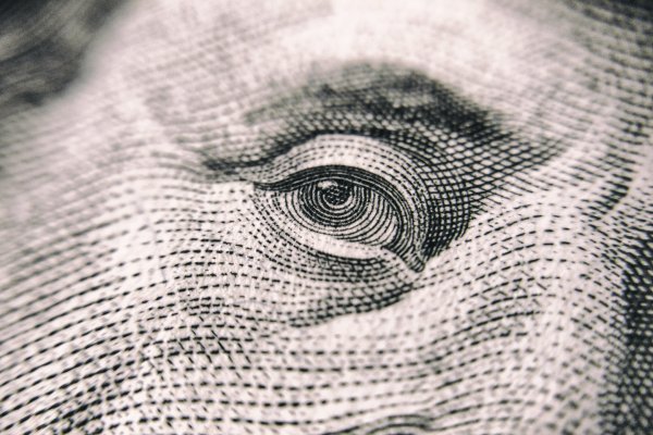 <p>Dólar cotiza levemente en baja al mediodía tras sorpresiva contracción de las ventas minoristas estadounidenses</p>