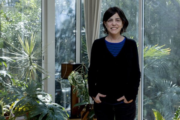 El tiempo entre puntadas de Alejandra Cortázar