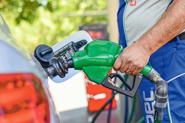 <p>Sigue la racha alcista: el precio de los combustibles volvería a subir alrededor de $ 30 por litro este jueves</p>