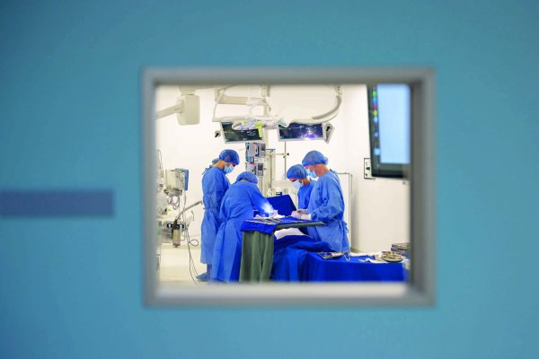 <p>Dipres instruye a instituciones del Estado convertirse en clientes libres de energía para "el uso eficiente de los recursos públicos"</p>