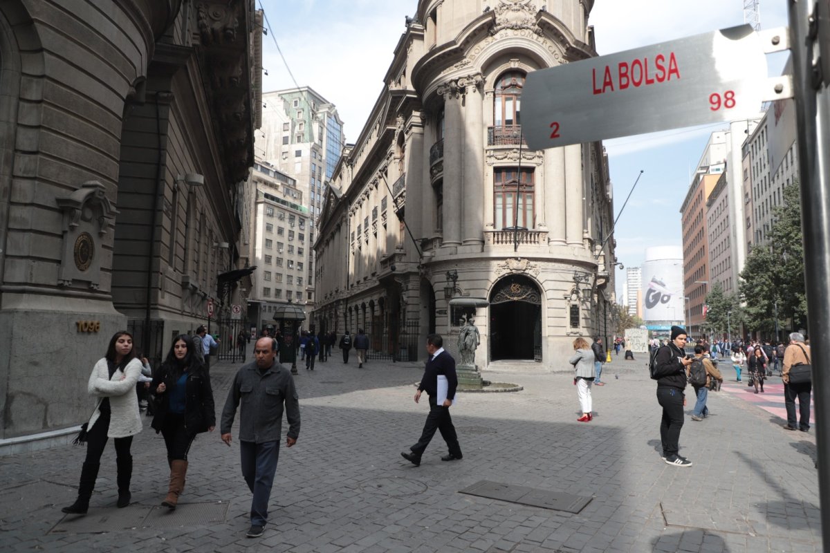 <p>Bolsa chilena abre al alza mientras Falabella busca recuperarse tras semana de ventas de grandes accionistas</p>