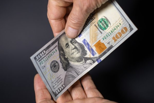 Dólar abre a la baja en medio de ventas globales por expectativas de una Fed menos inclinada a subir las tasas