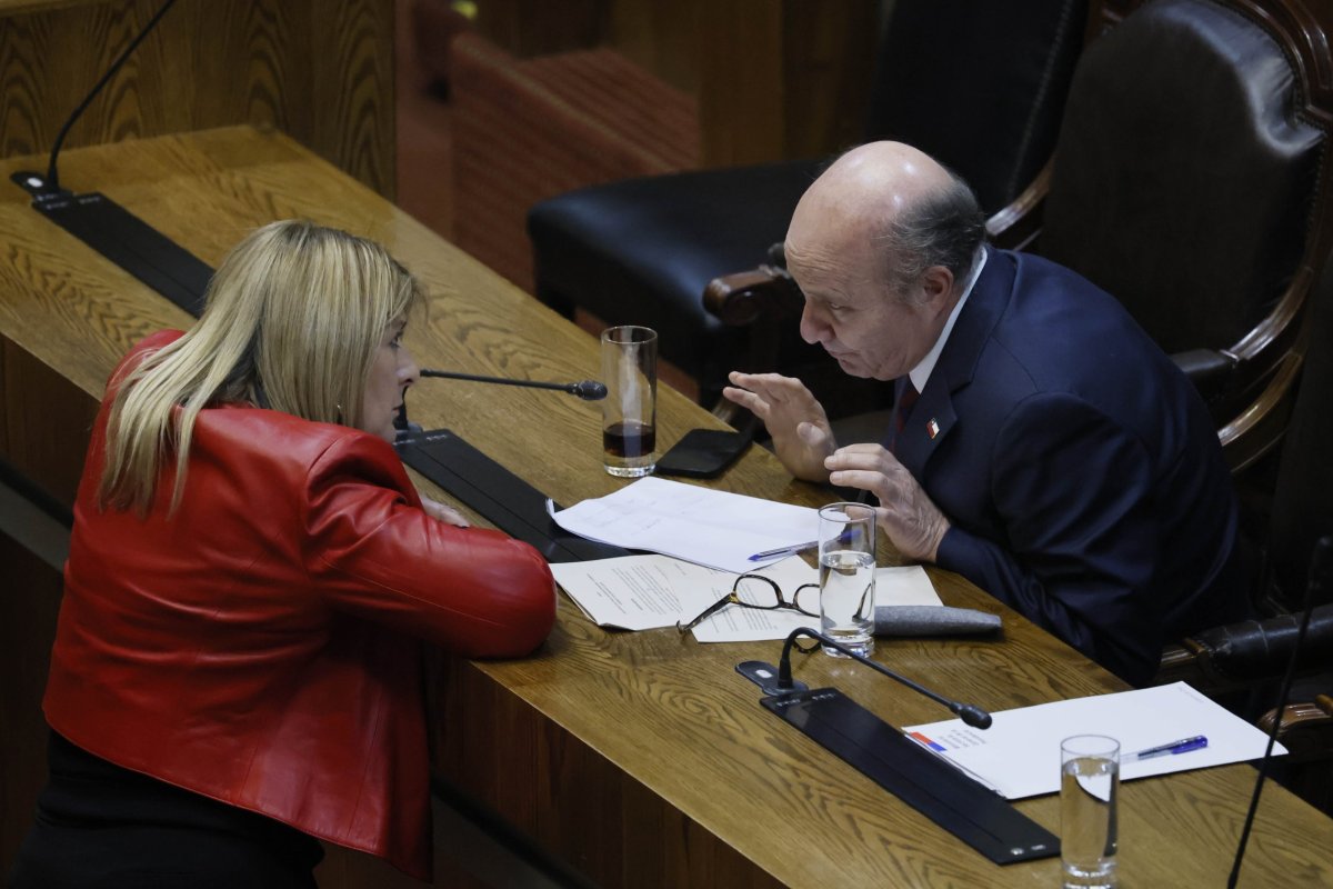 <p>La diputada Zandra Parisi y el ministro de Hacienda, Jorge Quiroz, hace una semana en una sesión en la Cámara. (Foto: Aton Chile)</p>
