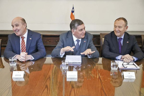 <p>Una reunión sostuvieron los ministros Quiroz y Alvarado antes del comité político. Foto: Aton.</p>