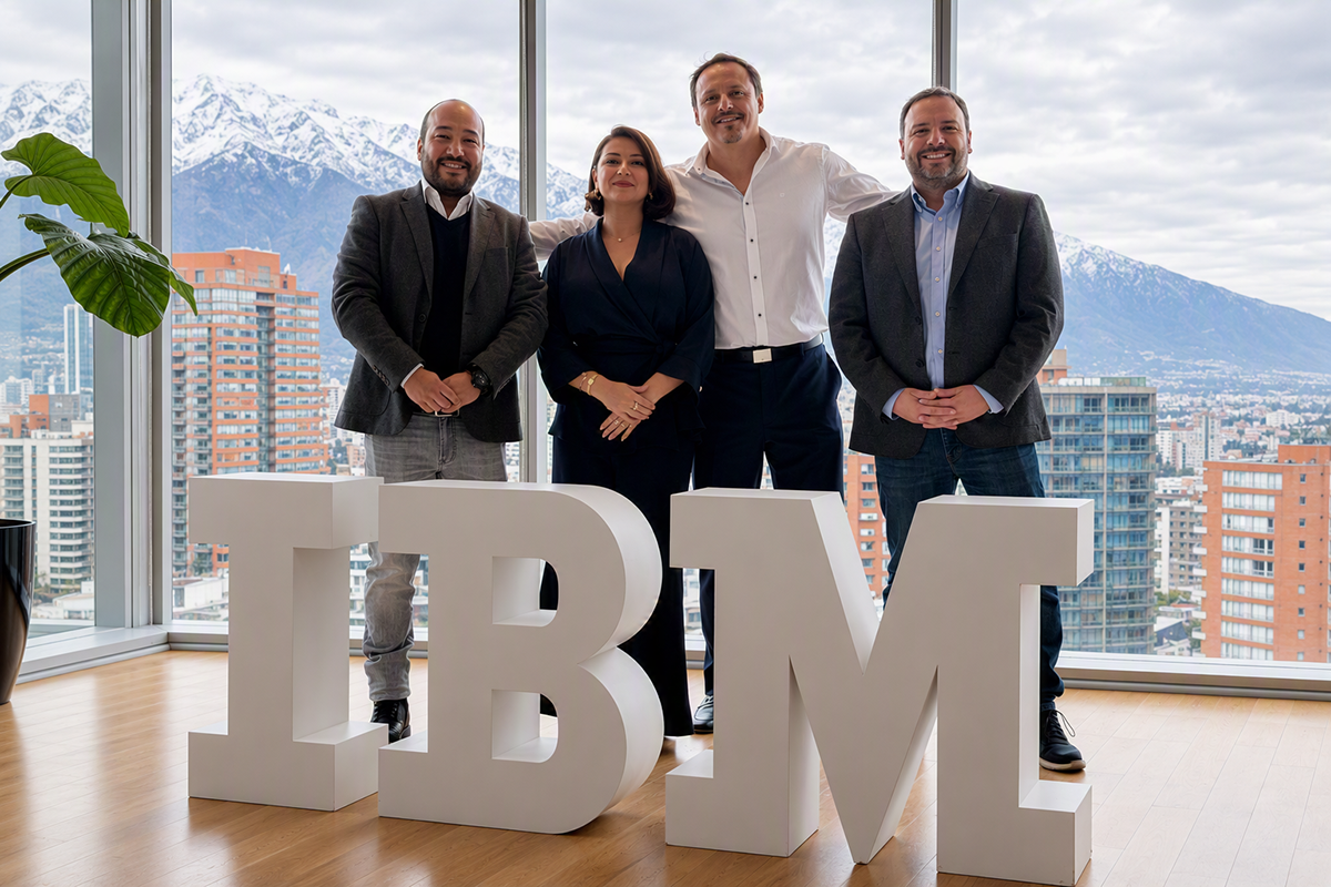 <p> Jesús Arias, brand sales specialist storage de IBM; Víctor Arredondo, gerente comercial y servicios de VeltryON; Carla Betanzo, gerente general de VeltryON; y Juan Andrés Picas, select-T leader - IBM Chile. </p>