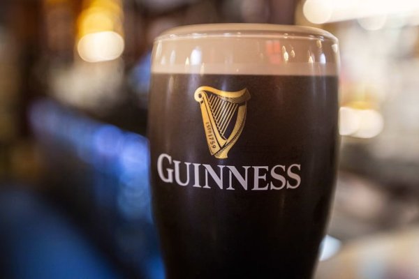 <p>Diageo recorta casi 2.000 empleos mientras el CEO, Dave Lewis, inicia una reestructuración</p>