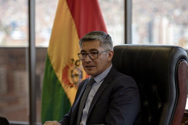<p>Asamblea legislativa de Bolivia fuerza salida de ministro de Economía de Rodrigo Paz</p>