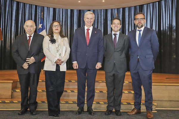 <p>De izq. a der.: José Gálvez, tesorero de Arcatel; Solange Gómez, presidenta de Archi; Presidente José Antonio Kast; José Tomás Santa María, presidente de FMCS, y Pablo Vidal, de Anatel. Foto: Julio Castro</p>